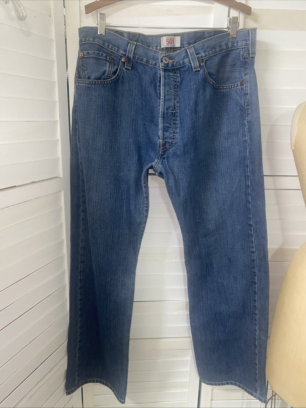 Levi’s 501 Men’s Button Fly Medium Wash Blue Denim Jeans 38 X 32 (36X32 Actual)